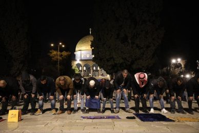 Israeli police obstruct Palestinian worshipers' access to Aqsa Mosque