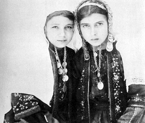 Old photos of Palestinian traditional costumes